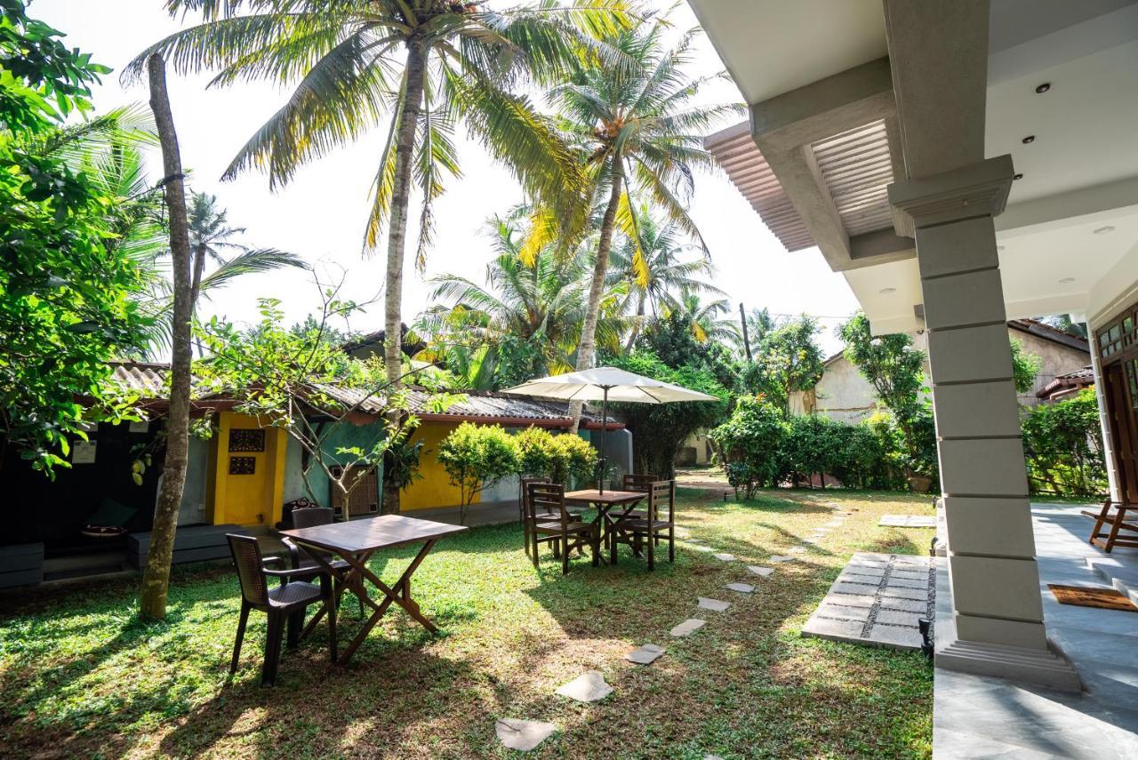 Plantation Surf Inn & Restaurant - Midigama East Esterno foto