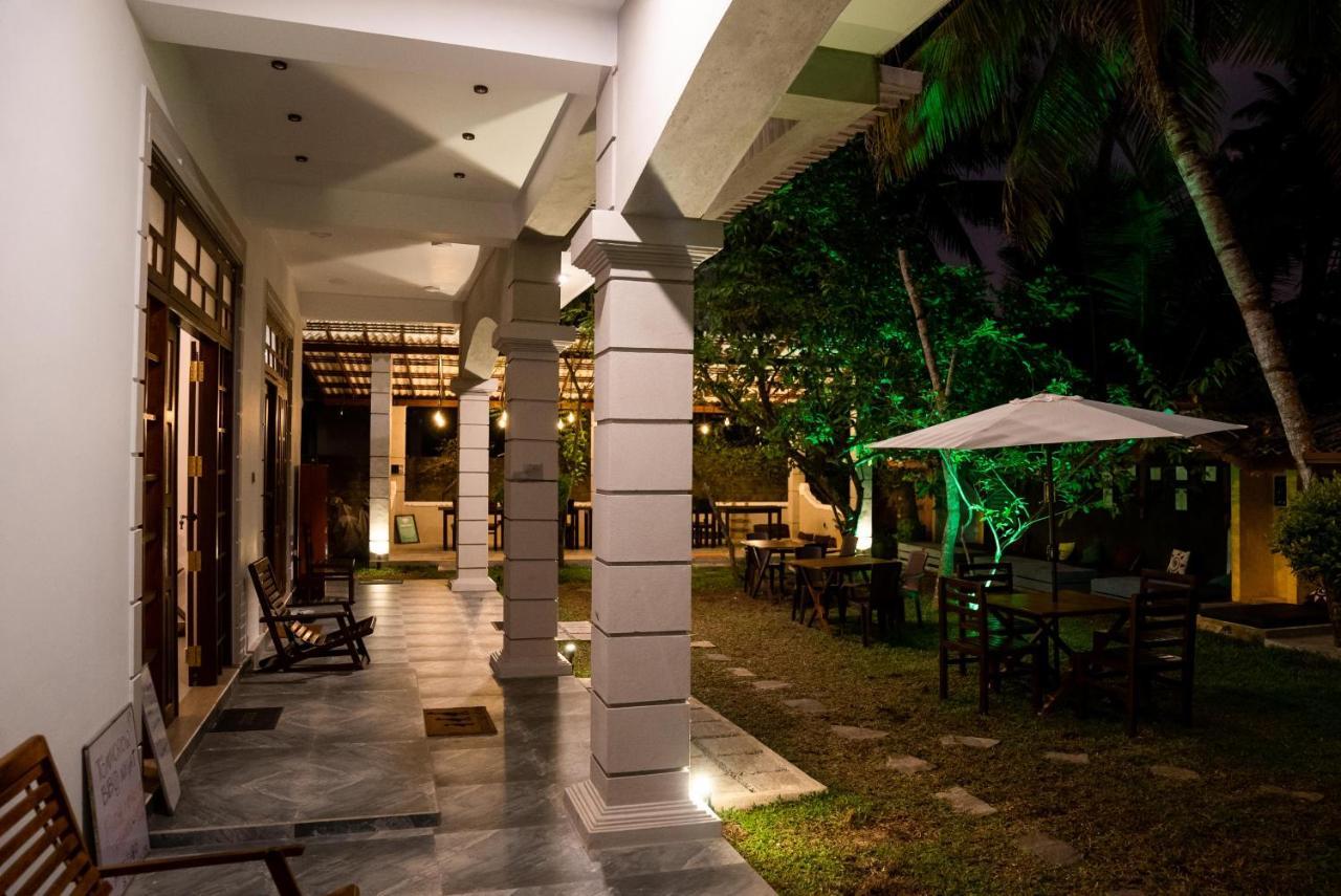 Plantation Surf Inn & Restaurant - Midigama East Esterno foto