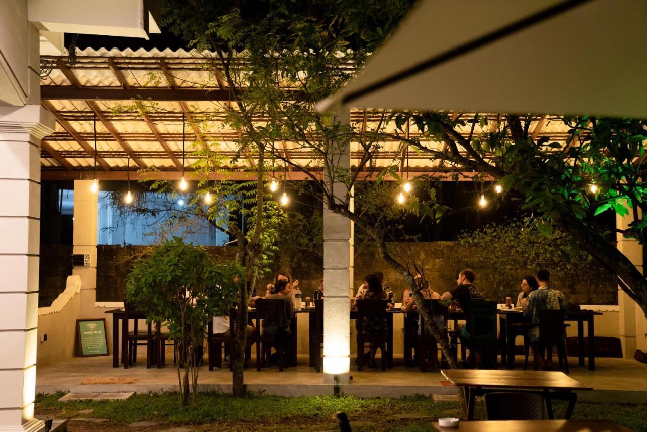 Plantation Surf Inn & Restaurant - Midigama East Esterno foto