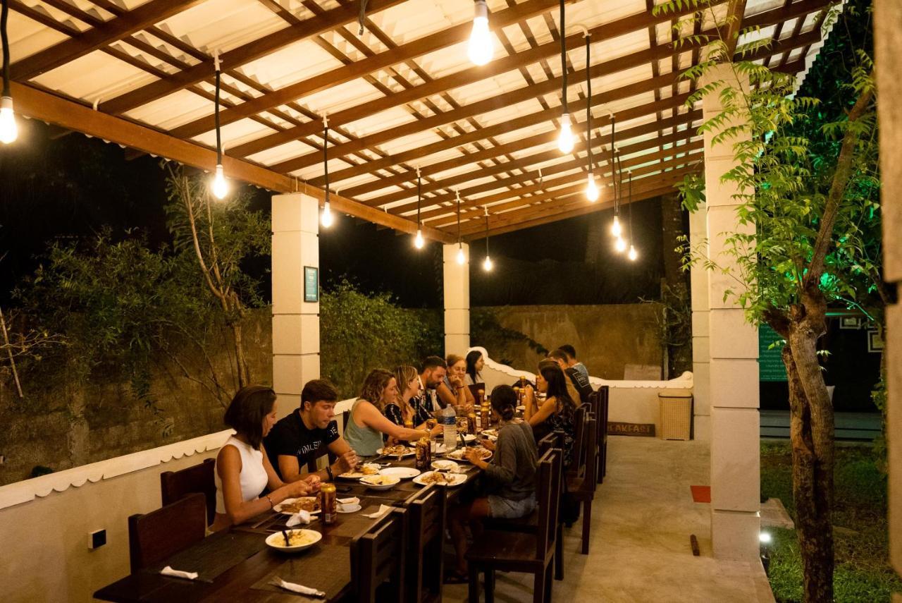 Plantation Surf Inn & Restaurant - Midigama East Esterno foto