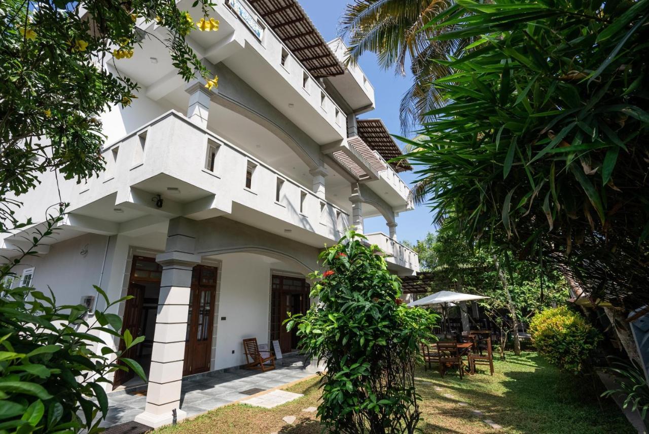 Plantation Surf Inn & Restaurant - Midigama East Esterno foto