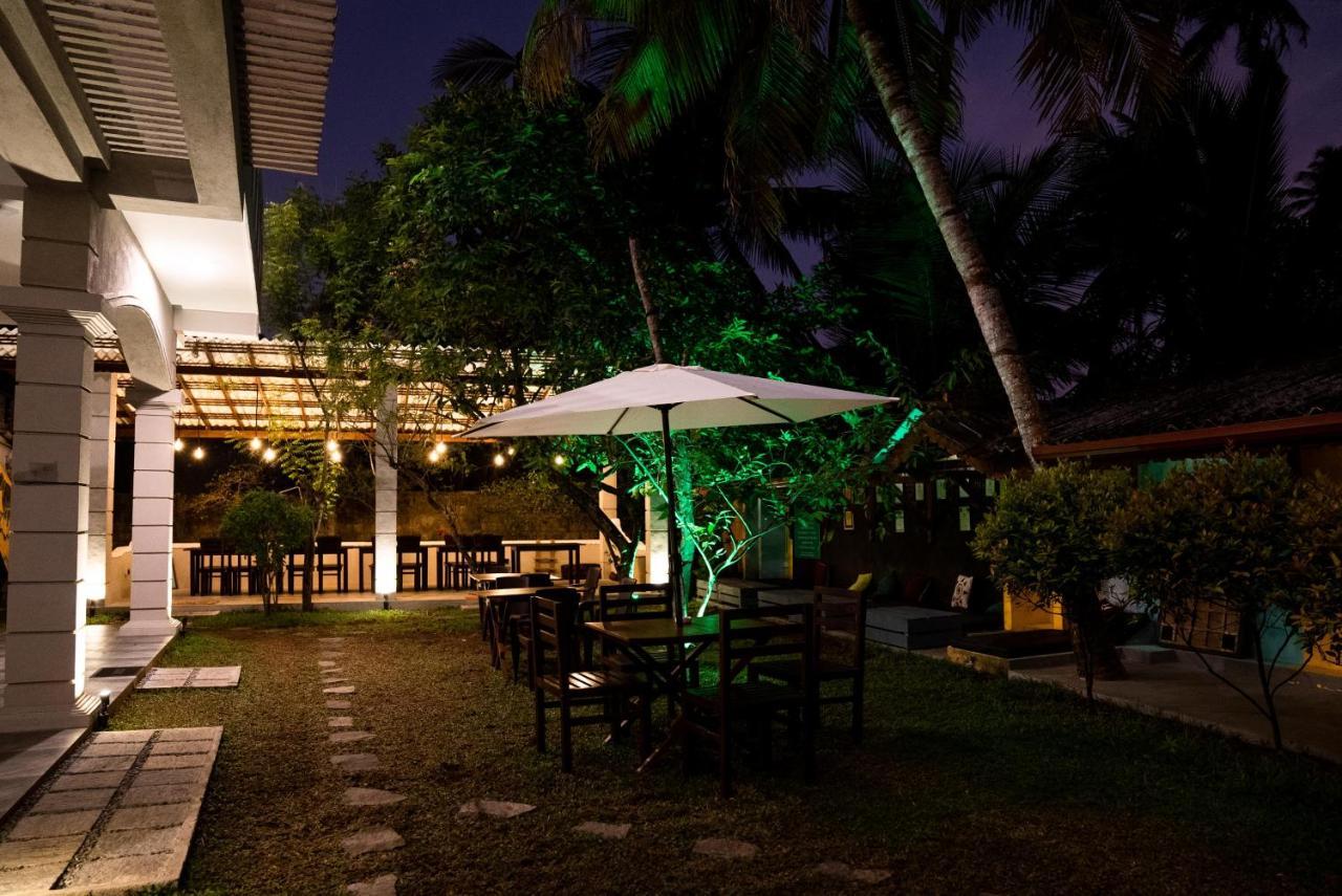 Plantation Surf Inn & Restaurant - Midigama East Esterno foto
