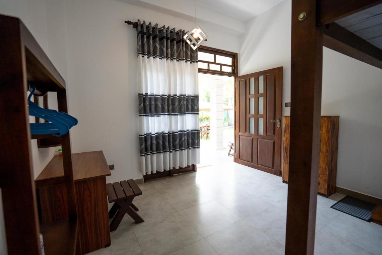 Plantation Surf Inn & Restaurant - Midigama East Esterno foto
