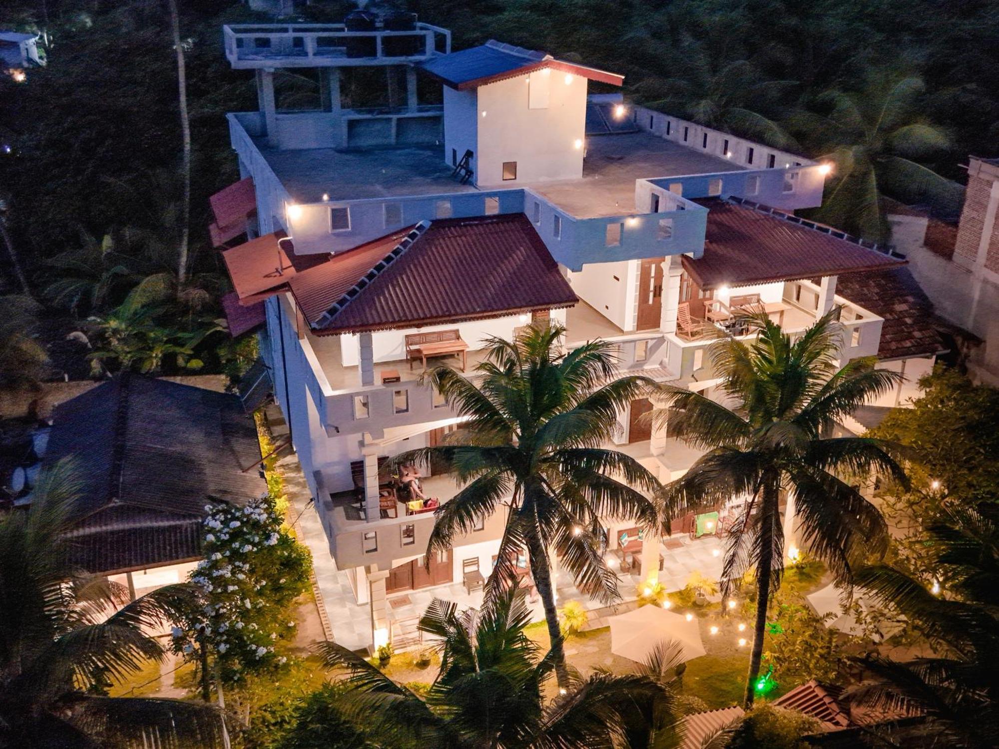 Plantation Surf Inn & Restaurant - Midigama East Esterno foto