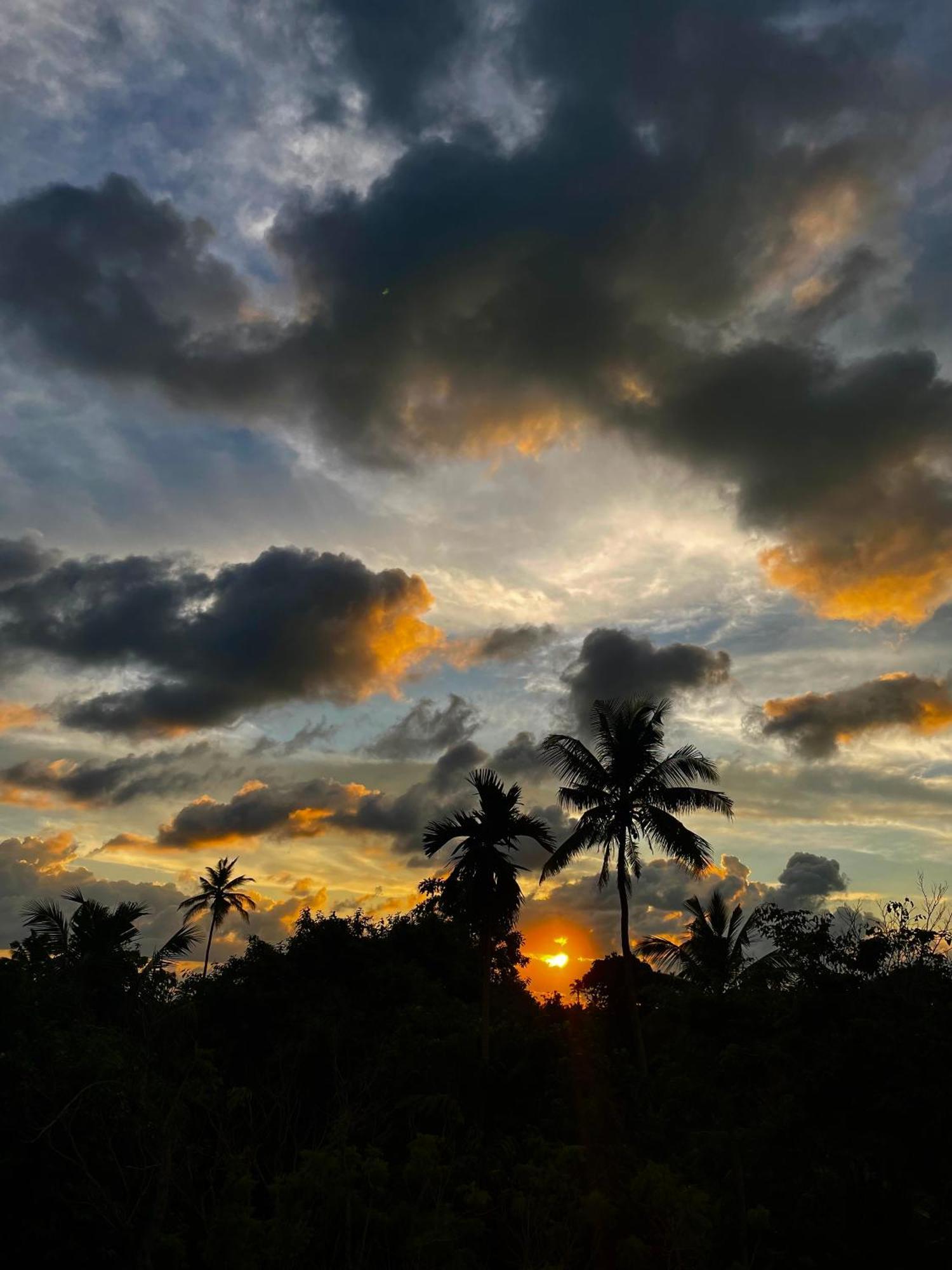 Plantation Surf Inn & Restaurant - Midigama East Esterno foto