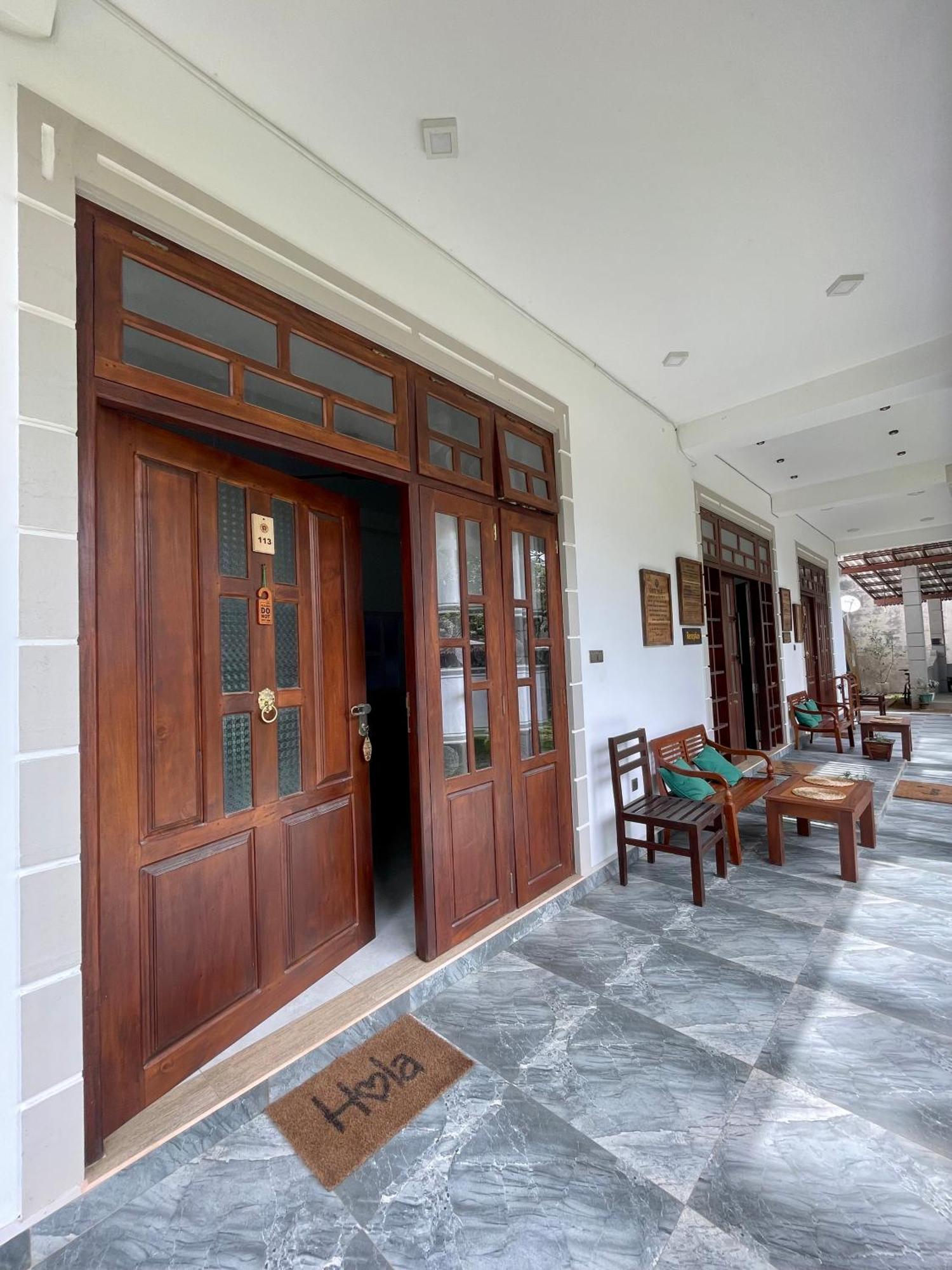 Plantation Surf Inn & Restaurant - Midigama East Esterno foto