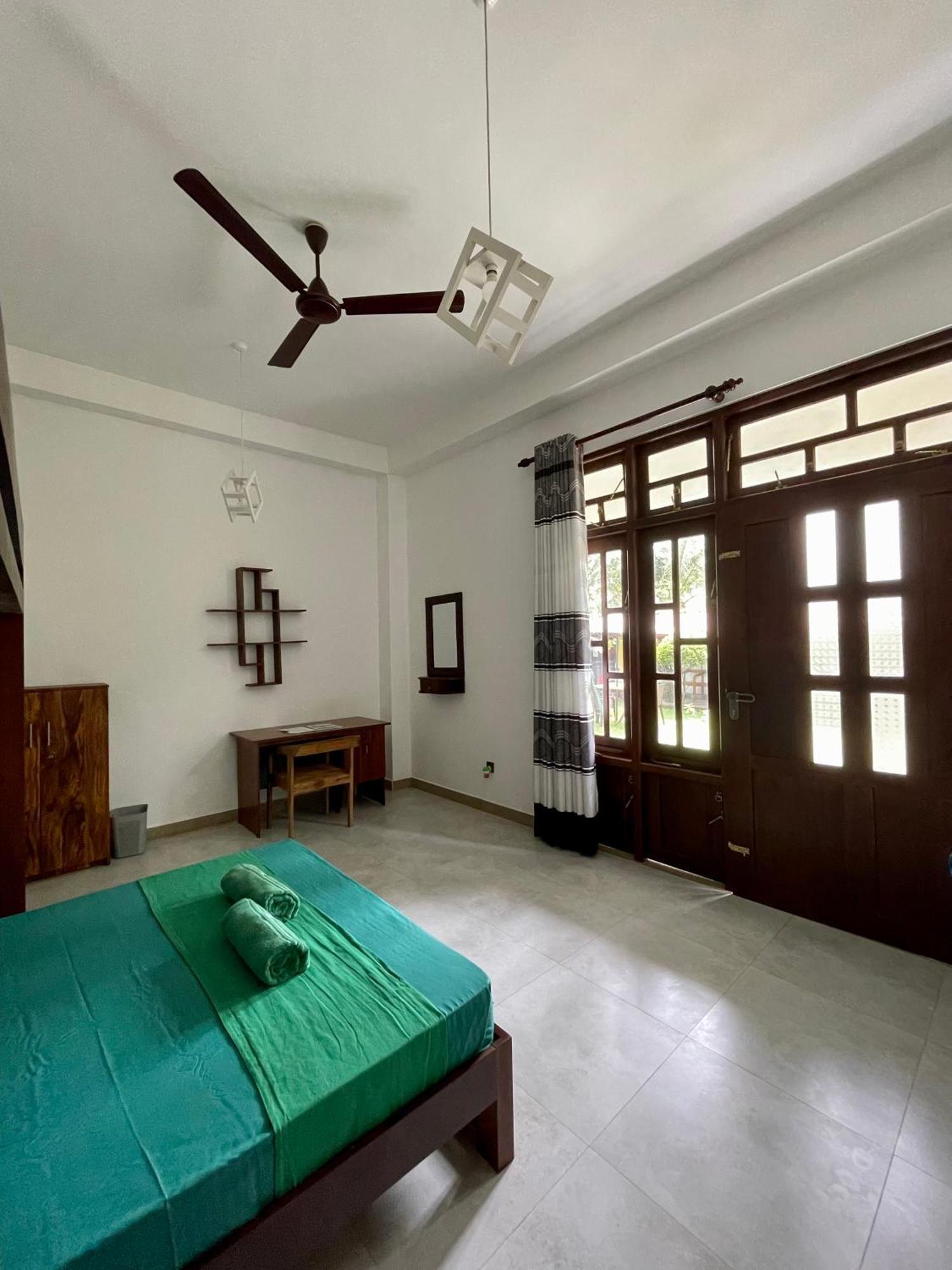 Plantation Surf Inn & Restaurant - Midigama East Esterno foto