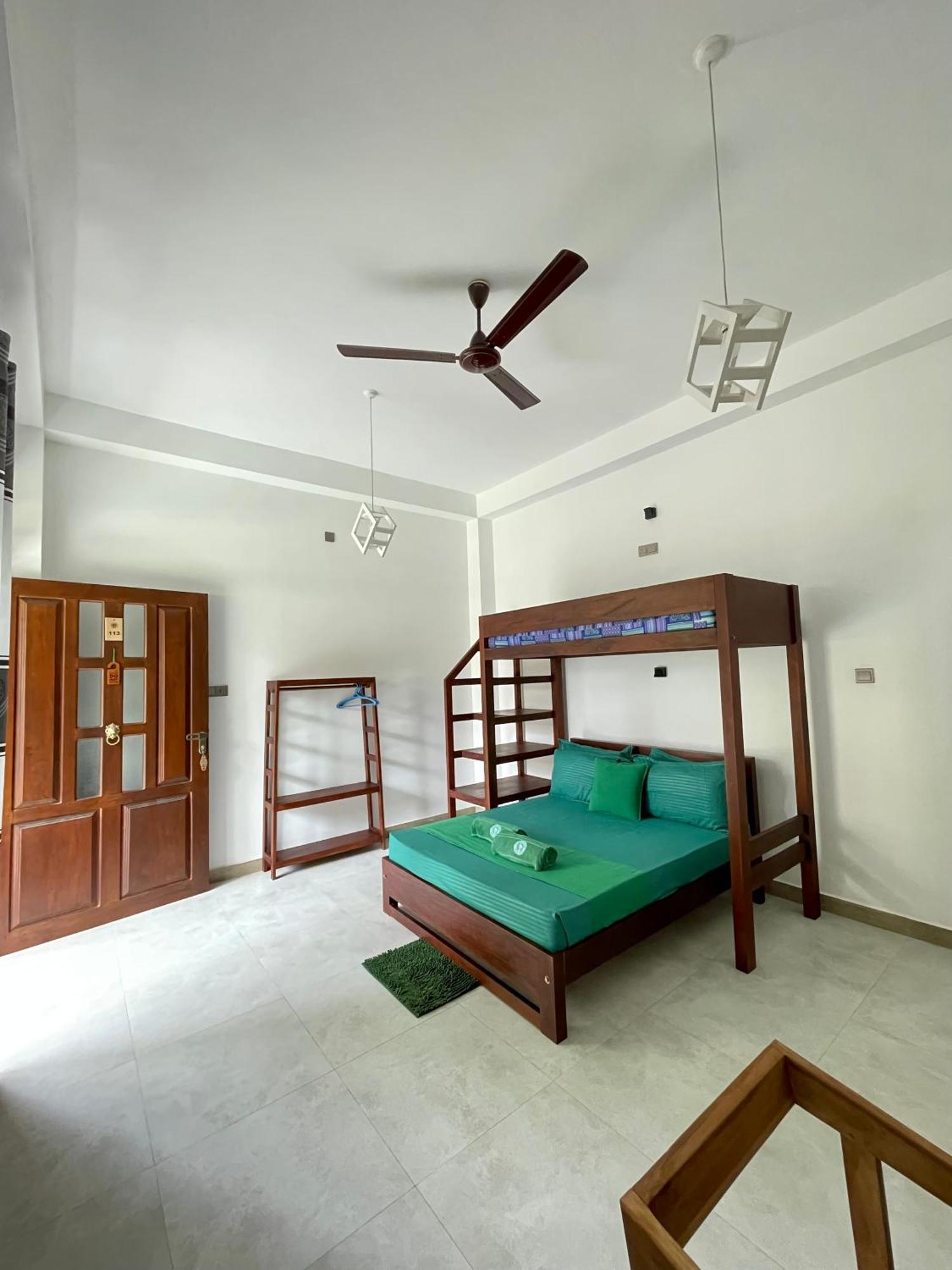 Plantation Surf Inn & Restaurant - Midigama East Esterno foto