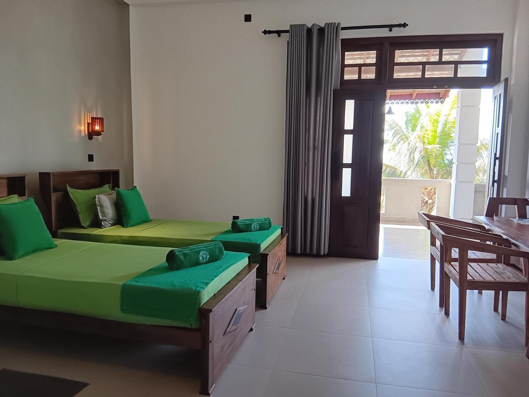 Plantation Surf Inn & Restaurant - Midigama East Esterno foto