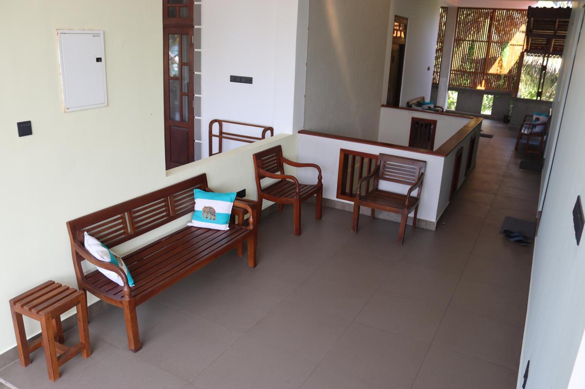 Plantation Surf Inn & Restaurant - Midigama East Esterno foto