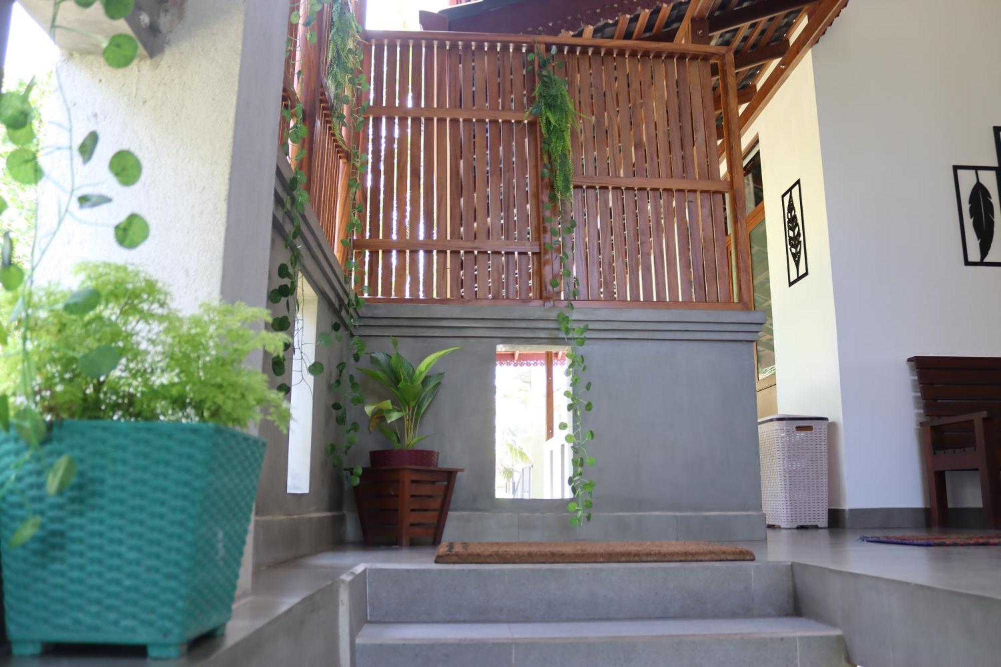 Plantation Surf Inn & Restaurant - Midigama East Esterno foto