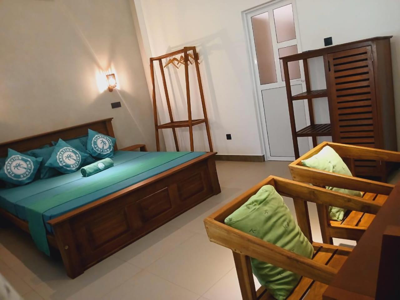 Plantation Surf Inn & Restaurant - Midigama East Esterno foto