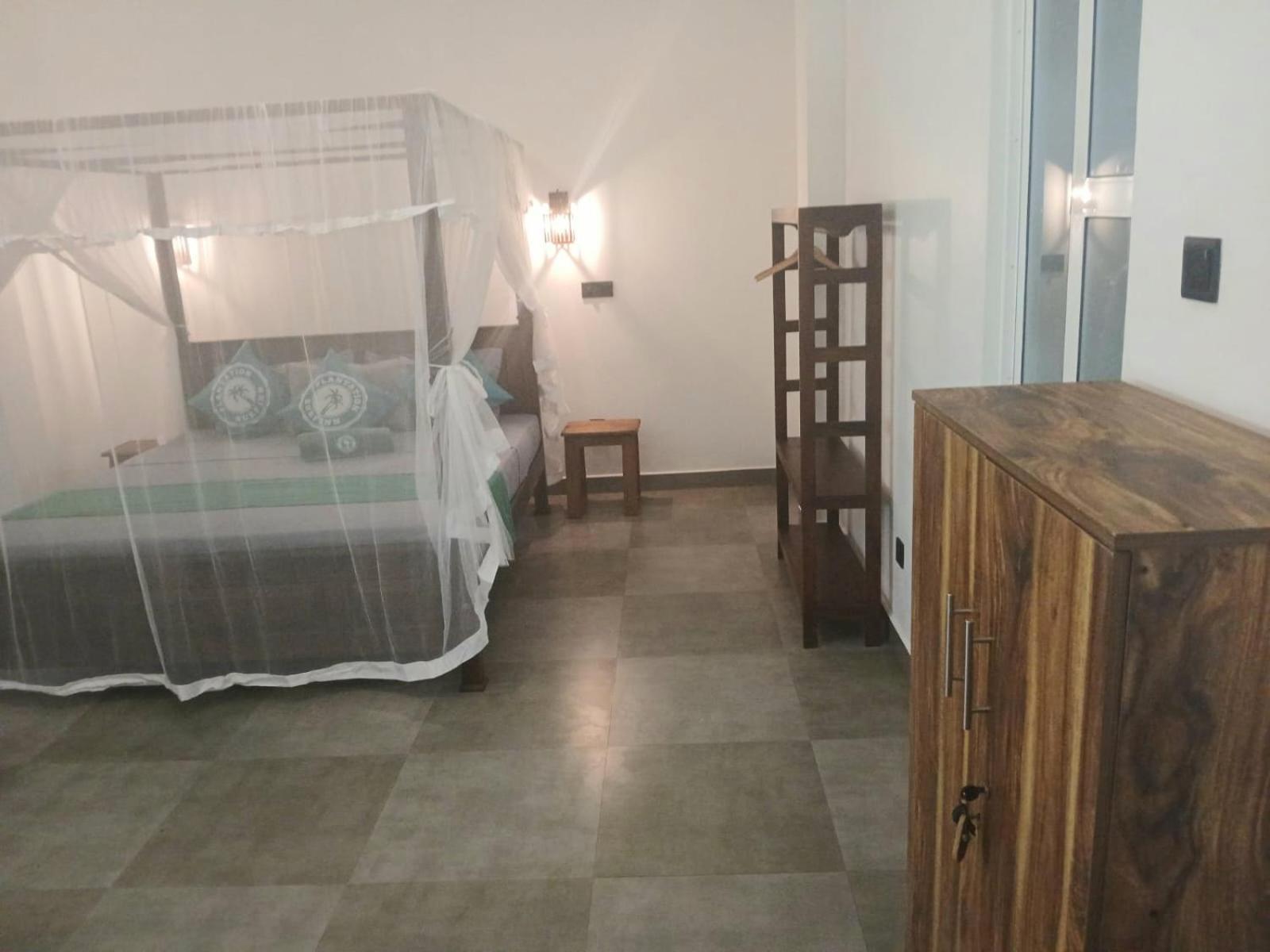 Plantation Surf Inn & Restaurant - Midigama East Esterno foto