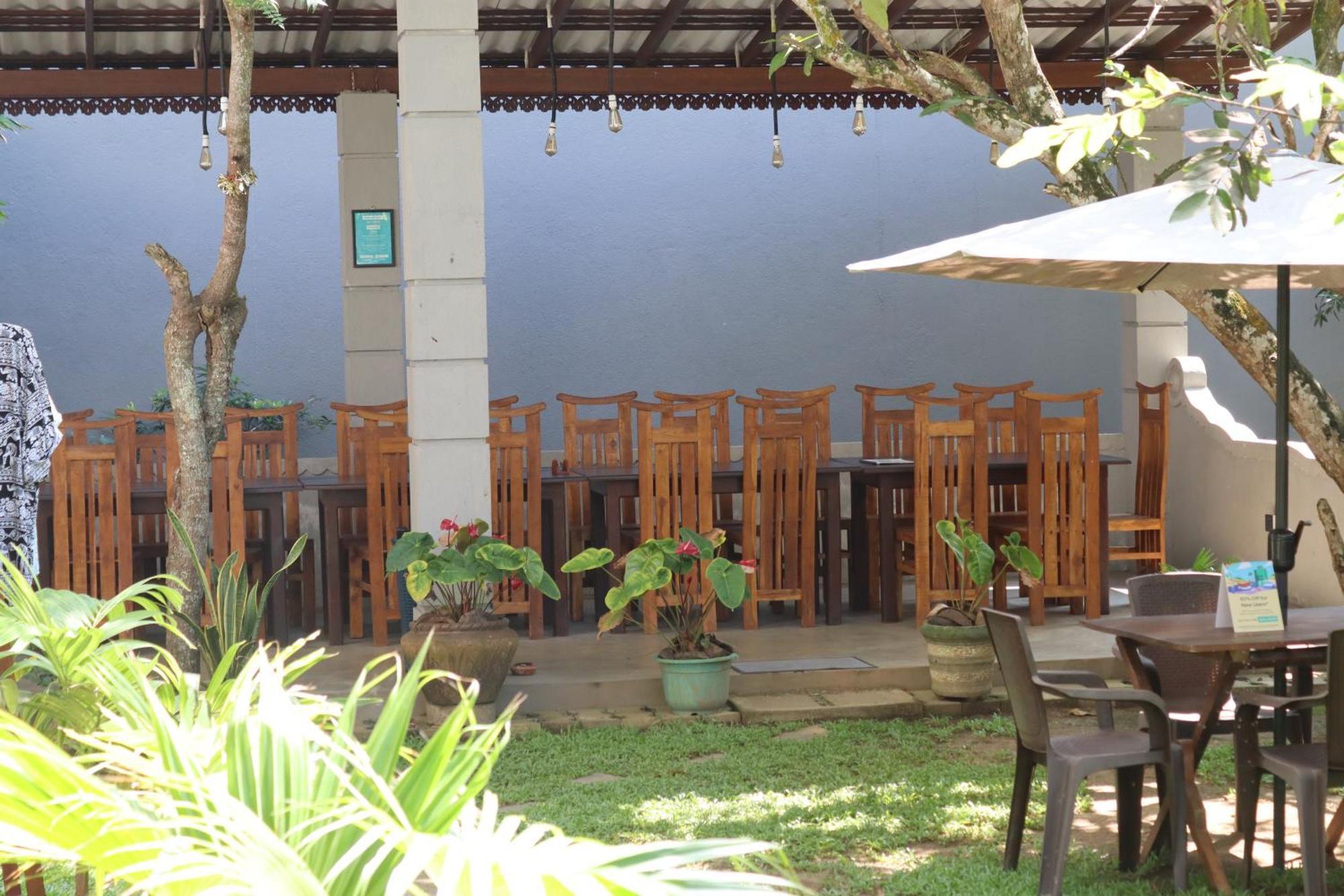 Plantation Surf Inn & Restaurant - Midigama East Esterno foto
