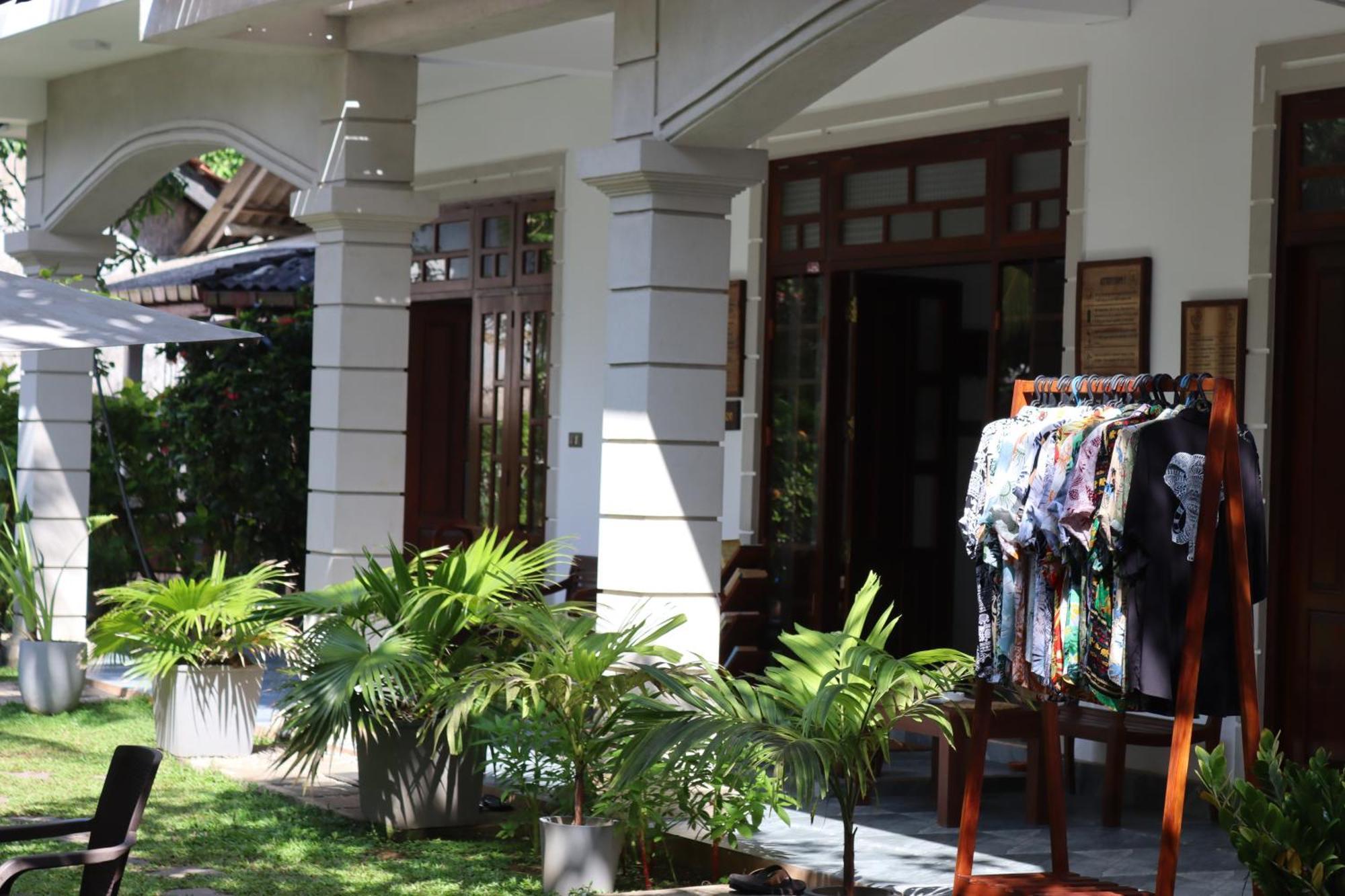 Plantation Surf Inn & Restaurant - Midigama East Esterno foto