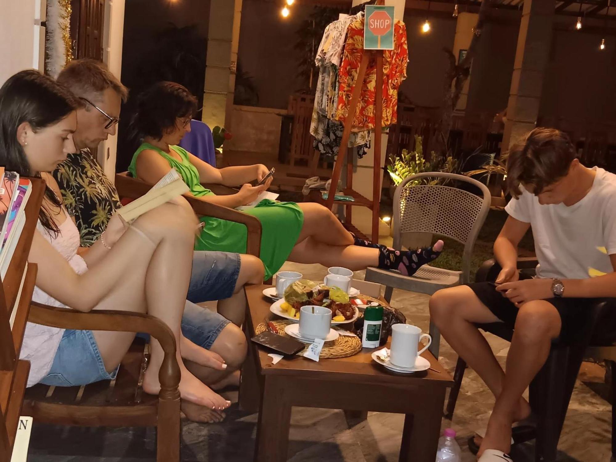 Plantation Surf Inn & Restaurant - Midigama East Esterno foto