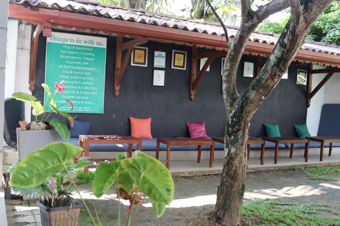 Plantation Surf Inn & Restaurant - Midigama East Esterno foto