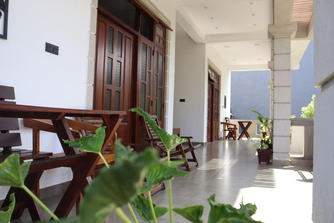 Plantation Surf Inn & Restaurant - Midigama East Esterno foto