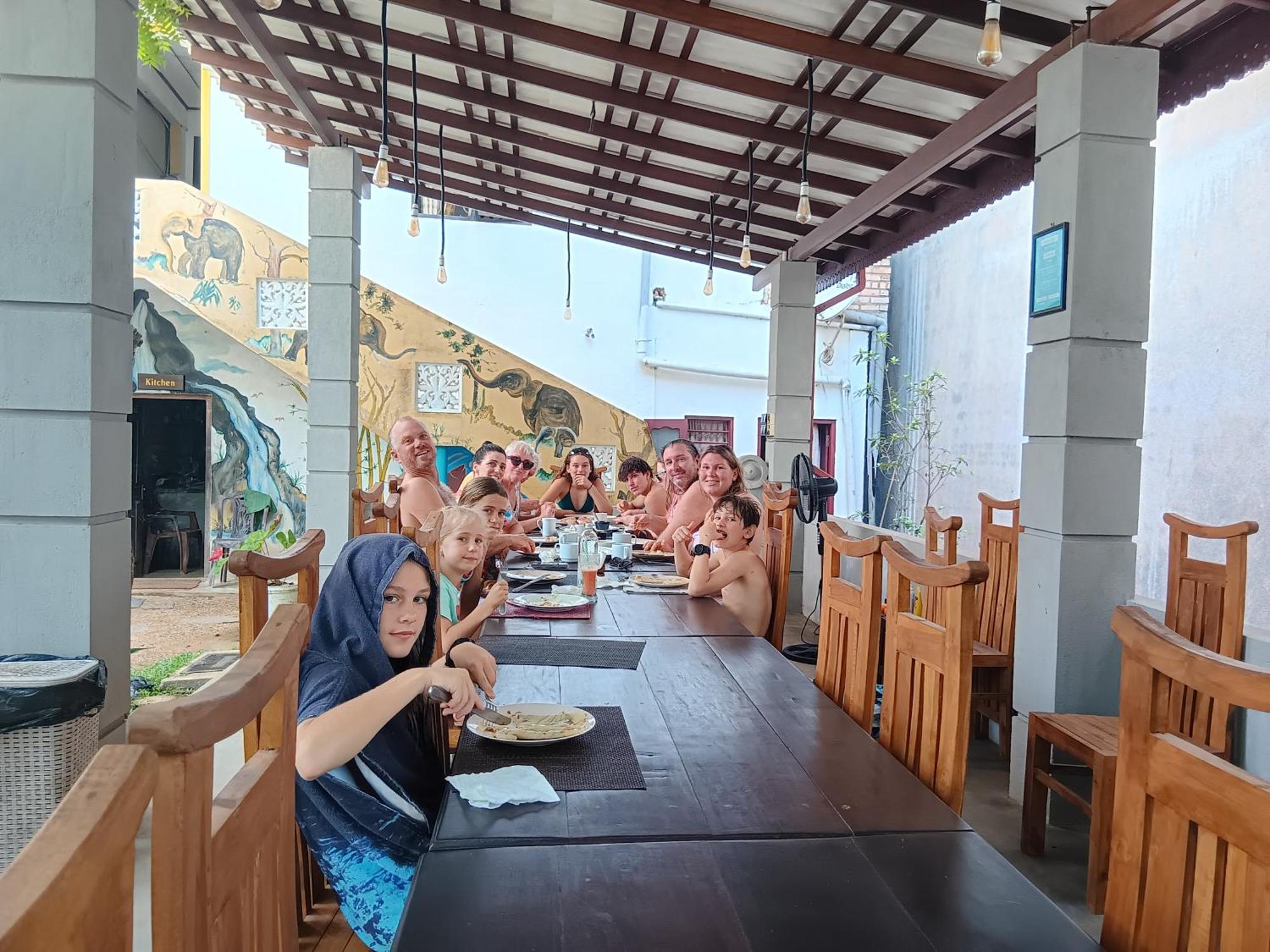 Plantation Surf Inn & Restaurant - Midigama East Esterno foto