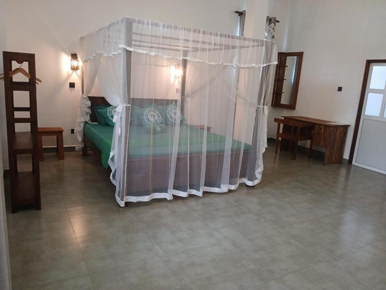 Plantation Surf Inn & Restaurant - Midigama East Esterno foto