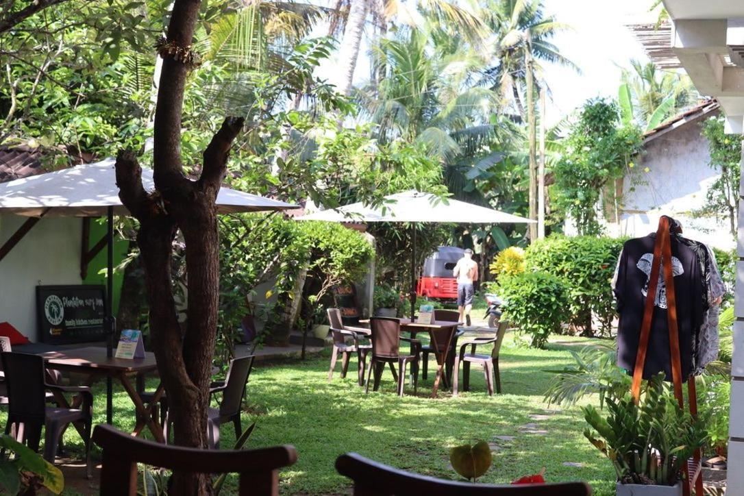 Plantation Surf Inn & Restaurant - Midigama East Esterno foto