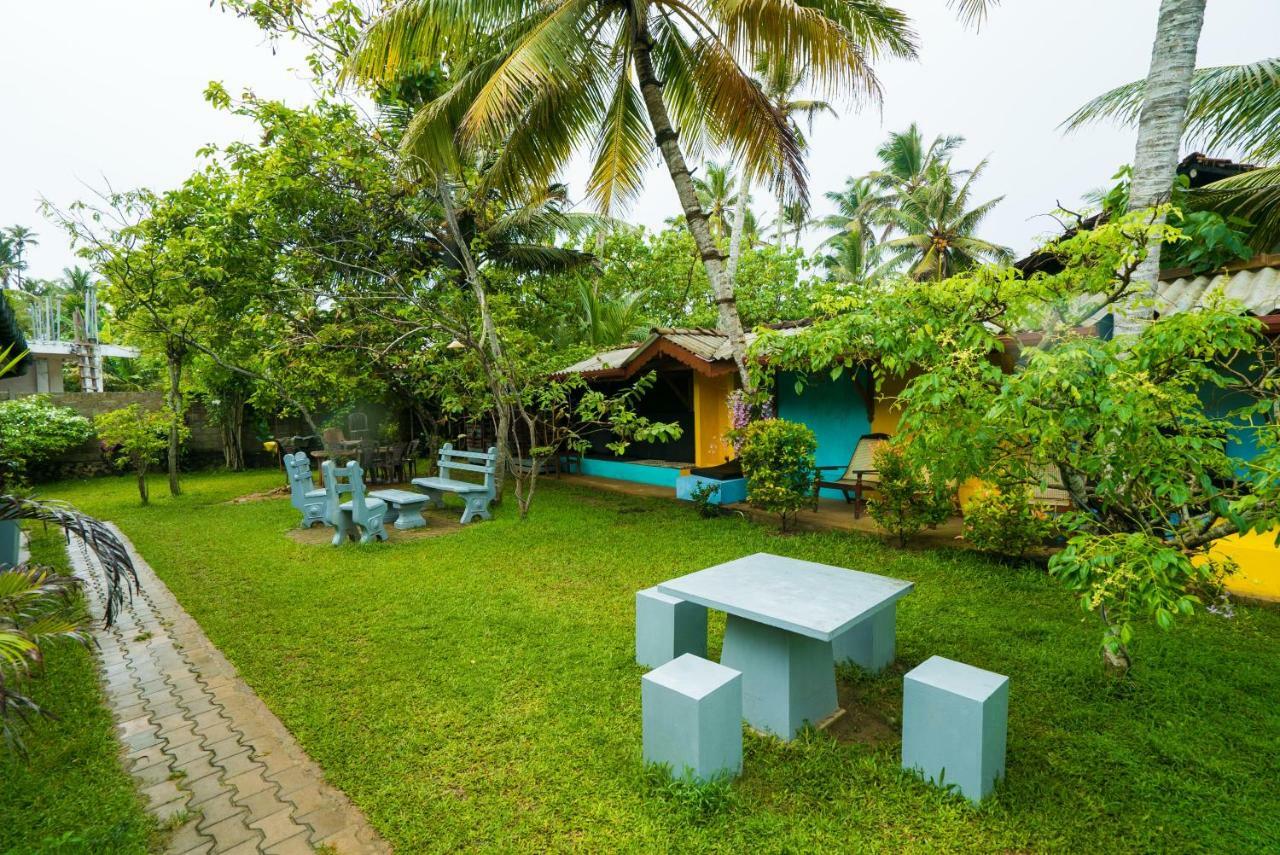 Plantation Surf Inn & Restaurant - Midigama East Esterno foto